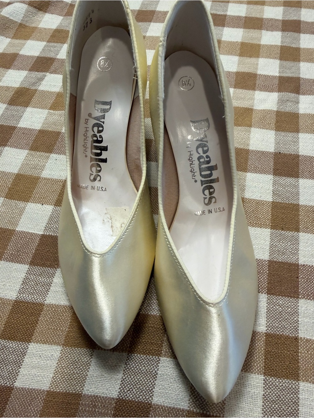 NWOT Dyeables by Highlighth Ivory Satin Pointed Toe Kitten Heel Pumps 8.5